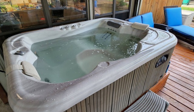 Relaxing Water Front Cottage w/Hot Tub