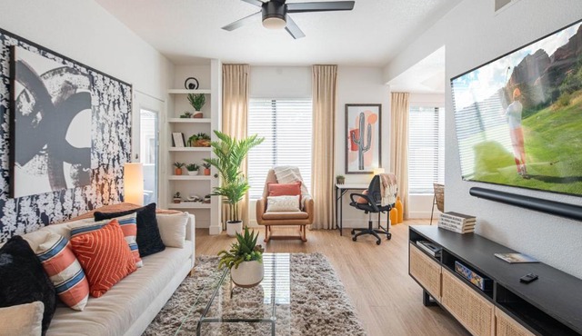 Remodeled 2-Queen 2BR Suite Retail & Sun Oasis