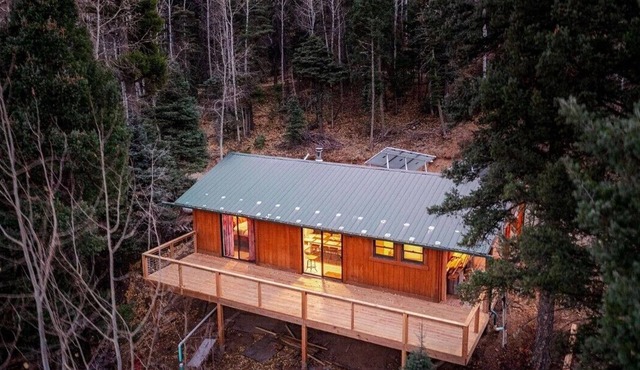 Remodeled Cabin Chic 2BR, Solar in Taos Canyon — unplug, unwind, and enjoy.