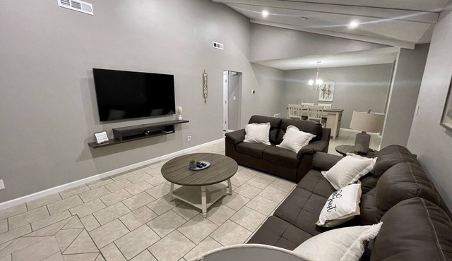 Renovated cozy and clean house near UofA