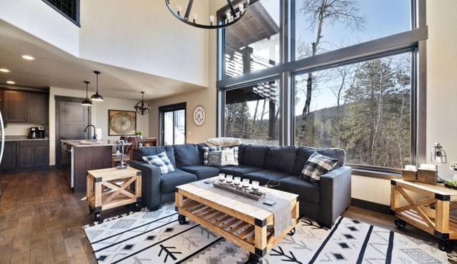 Restful Retreat with Panoramic Views, Hot Tub, and Centrally Located to Deadwood