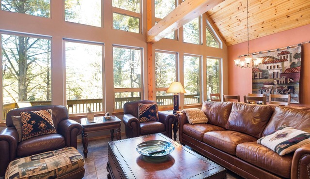 Retreat on the green, great outdoor space, close to bike trails - sleeps 8-12