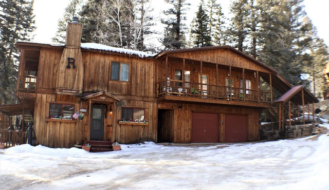 Ridgeview Lodge - In Town - Jacuzzi Bathtub - Fenced Yard