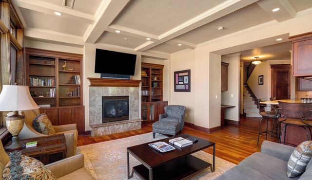River View Villa, AC! Luxury Downtown Condo with 2 Large Decks with Views, 2 Garage Parking Spots!