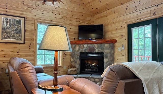 Riverfront Cabin : The Cozy Brown Trout Lodge