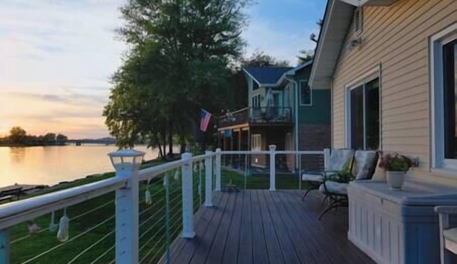 Riverfront Cabin:Wrap Around Deck & 3 Season Room in Moline