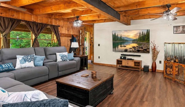 Riverfront Log Home - 28 Acres - Fire Pit in Warner