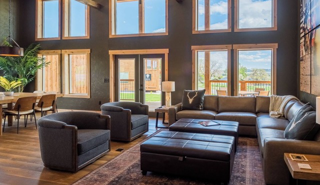 Roam Luxury cabin w/2 kings + queen, exclusive access to Grand Pergola w/fire pit & griddle