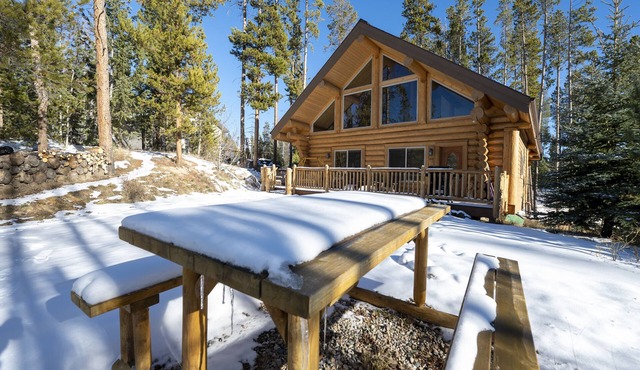 Rocky Mountain cabin w/fireplace & deck