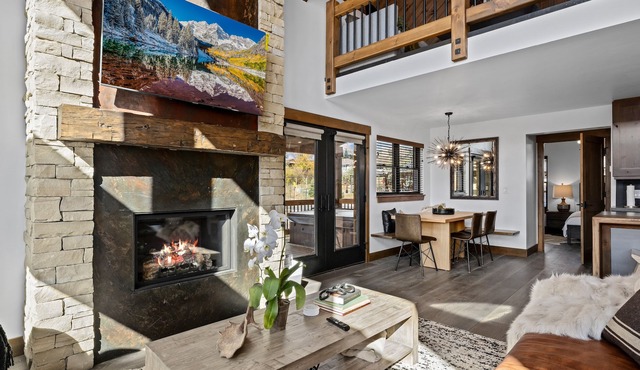 Rocky Mountain Gem! Fireplace and Private Jacuzzi, Two Large patios,