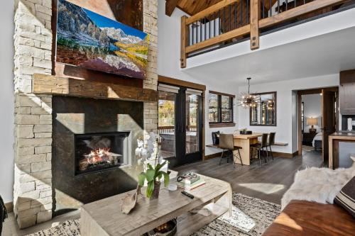 Rocky Mountain Gem! Two Large patios, Fireplace and Private Jacuzzi