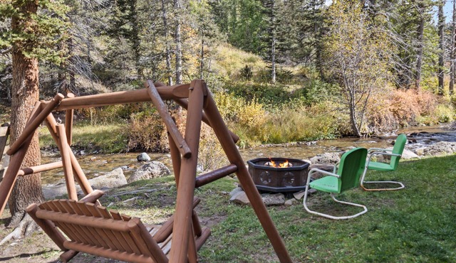 "Rocky Top Rio" First Class Private Riverfront Cabin! Fireplace, Fire Pit, Pet friendly!