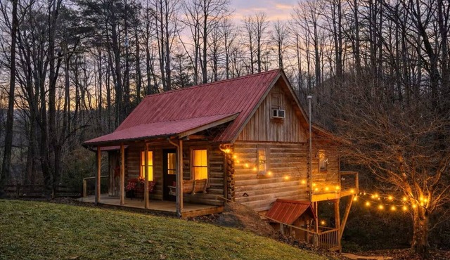 Rustic 2BR + Loft Cabin with Relaxing Firepit - Near Clayton - Burton - Tallulah in Tiger