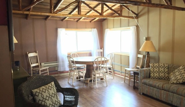 Rustic Cabin with Stunning Sunsets, minutes from town and Munising