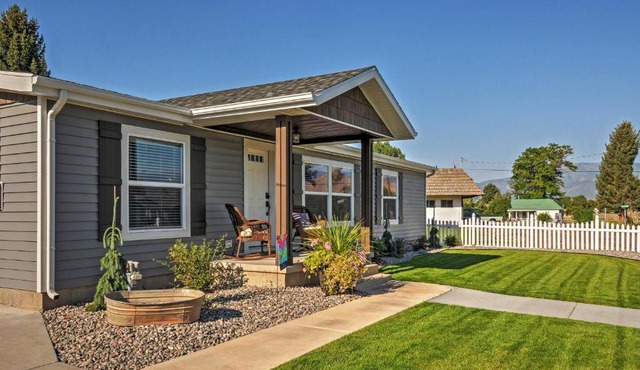 Rustic Chic Home: 10 Mi to Otter Creek State Park!