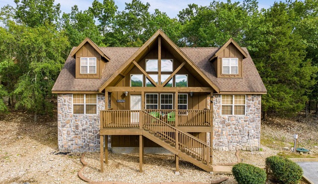 Rustic Lodge 4 Bedroom Cabin by Redawning