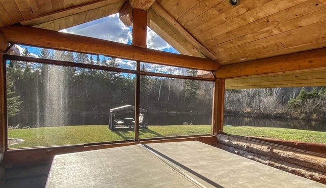 Rustic log cabin. *Waterfront with Spa* in Mekinac