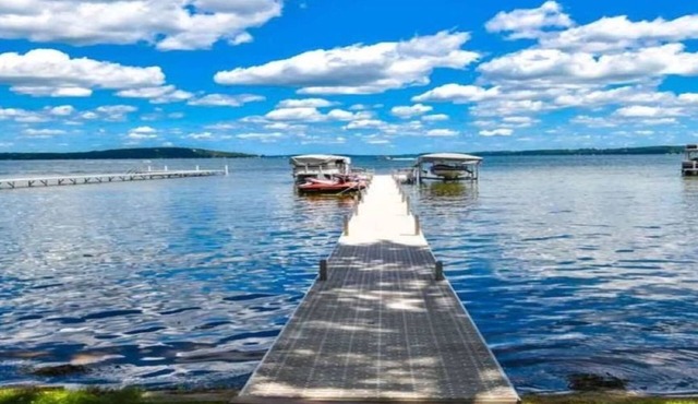 Sandy Beach Lakefront Cottage on Green Lake Terrace