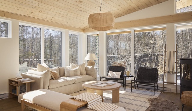 Scandinavian inspired 2 bedroom cabin near Mont Tremblant | Hot tub | Fireplace in La Conception