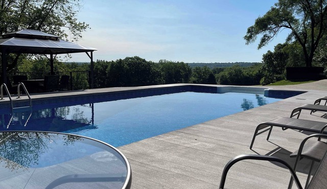 Secluded Loft · Pool, Hot Tub & Nature Trails