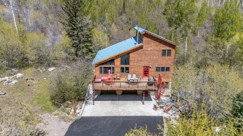 Secluded Mtn home by Purg, Hot Tub, Views! Pets ok