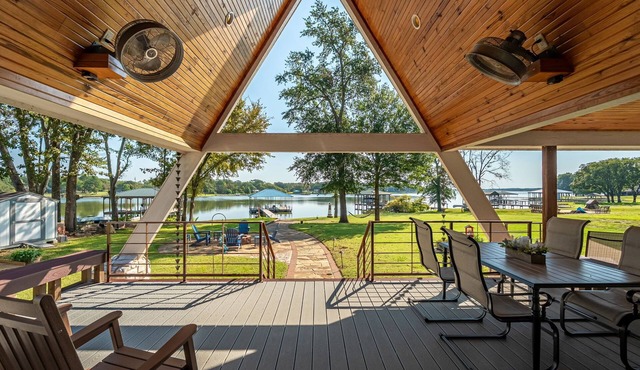Serene 3 Bedroom Lakefront Retreat for Fishing, Games and Water Fun