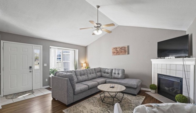 Serene Retreat near Clinton Lake/New furniture!