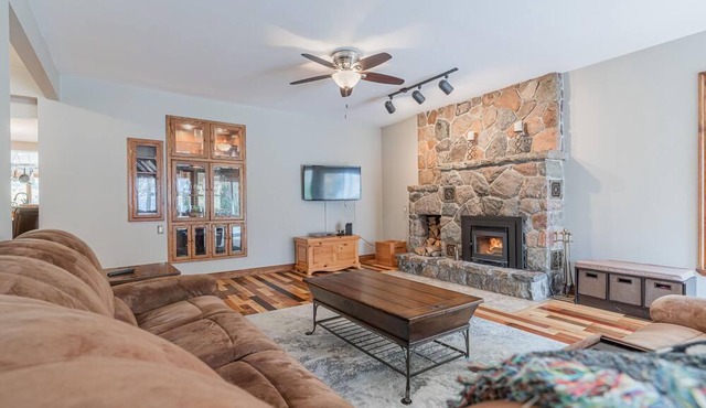 Simcoe Lakefront Cottage in Innisfil With Parking, BBQ, Garden, Firepit in Innisfil