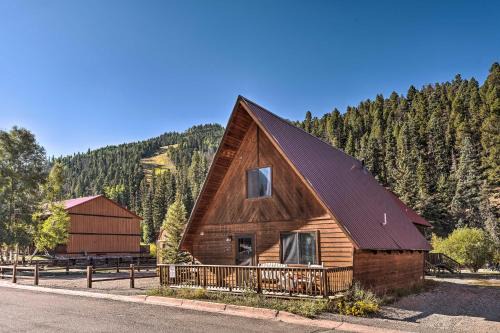 Ski-In/Ski-Out Red River Cabin w/Mtn Views!