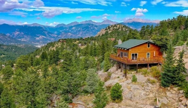 Sky Cabin! Private 2 acres only 10 min to Estes Park. Great Views of Longs Peak