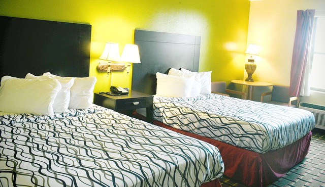 Sky-Palace Inn & Suites Park City Wichita North - 2 Queen Beds NS