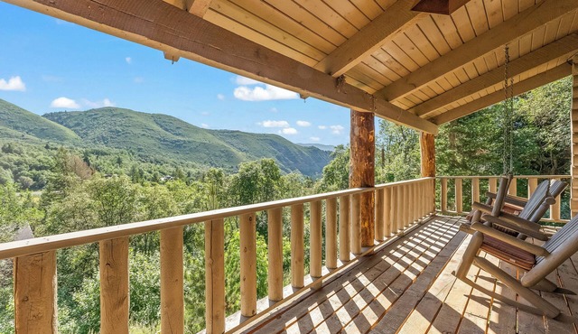 Solitude in Sundance - Hot Tub, 4 Bed 4 Bath, Secluded, Views, Quiet, Forested