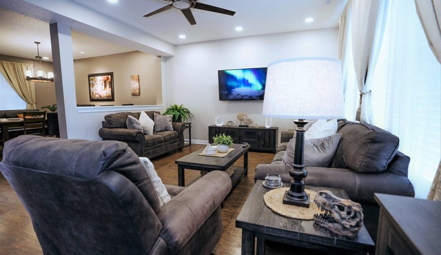Spacious 3BR Home - Sleeps 8 - 10 Min to Downtown Bloomington