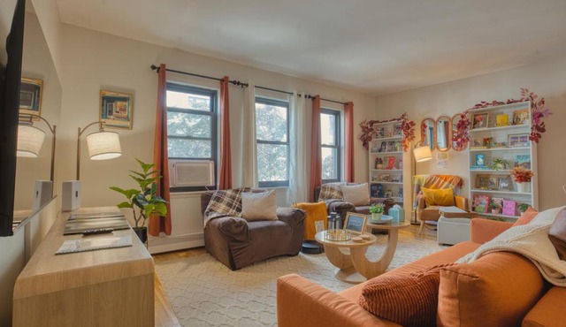 Spacious 3BR in Flatbush w King Bed, 2 Queens, Fast Wifi, AC