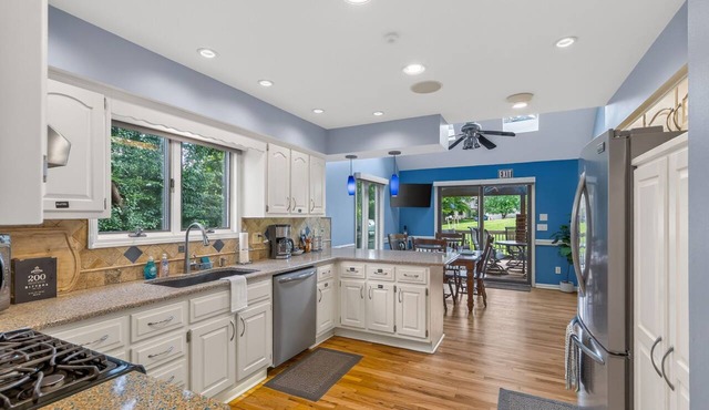Spacious 4-bedroom house in lovely Shawnee Sleeps 10