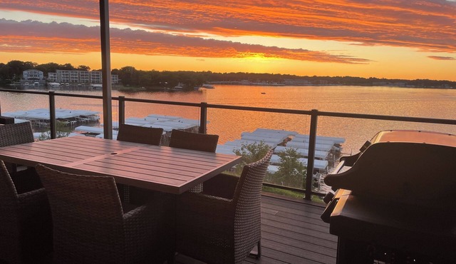 Spacious 4 Bedroom Lakefront Luxury. Panoramic Views & 6 waterpark passes at BB.