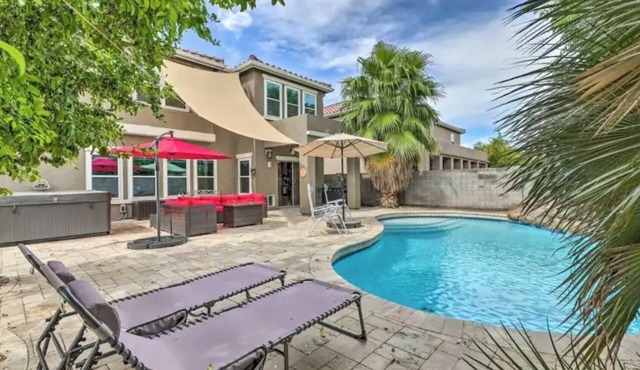 Spacious 5-bdrm House w/FREE Heated & Cooled Pool, Hot Tub & Movies!
