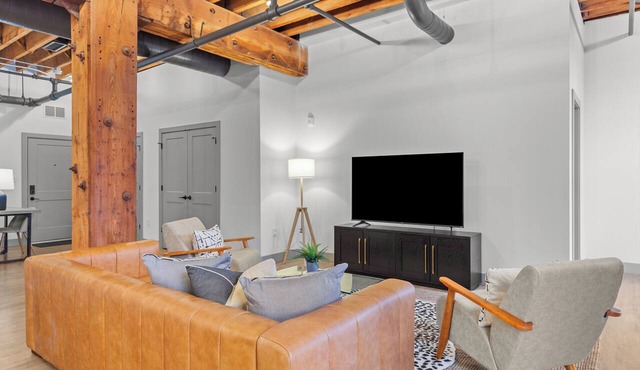 Spacious Bedroom Loft Walk to Arch + Convention Center + Gated Parking