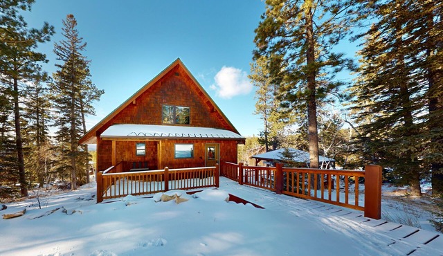 Spacious cabin near skiing with amazing view, hot tub, fireplaces, & decks