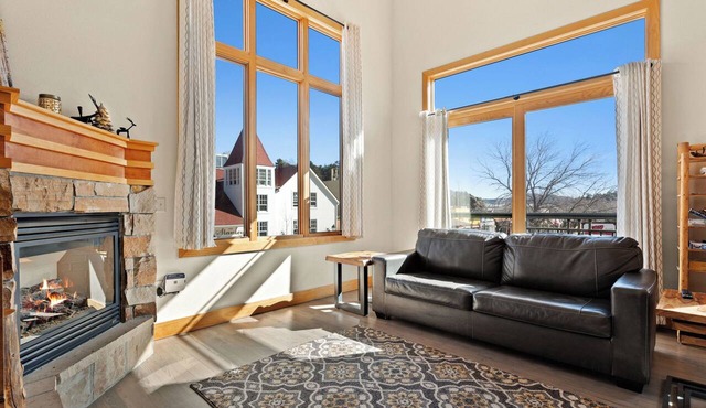 Spacious Dtwn Estes Park Loft Condo: 4 Mi to RMNP