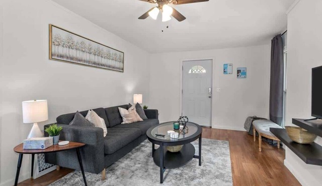 Spacious Home 6BR|Near Westport+Downtown KC