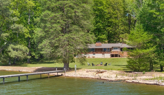 Spacious + Lakefront, Luxury Comfort Home w Eagles, Boathouse, Fireplace & Views