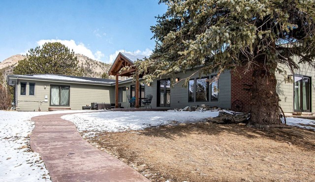Spacious Luxury Pet-Friendly Cabin with Spectacular Continental Divide Views in Estes Park, Colorado