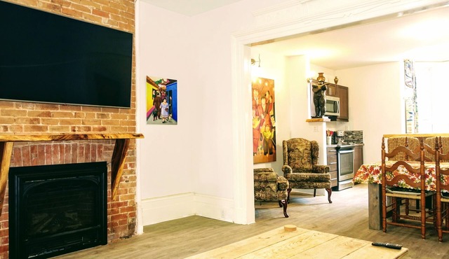 Spacious main floor 2.5 bdrm suite Kingston UpScale Area Gated Garden Patio in Kingston