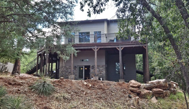 Spacious modern mountain retreat in the Pines - close to hiking and shops.