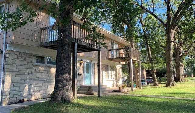 Spacious Newly remodeled 2 bedroom with natural sunlight. in Cedar Rapids