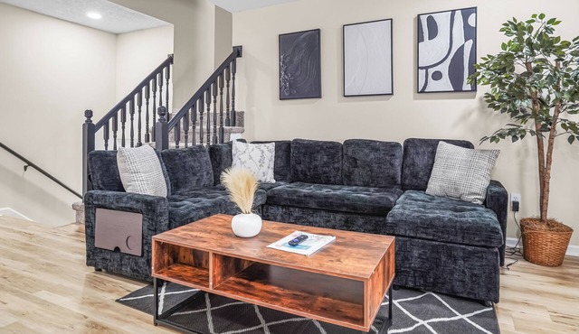 Spacious Olathe Family Home 4BR 3Baths Sleeps 12 Big group