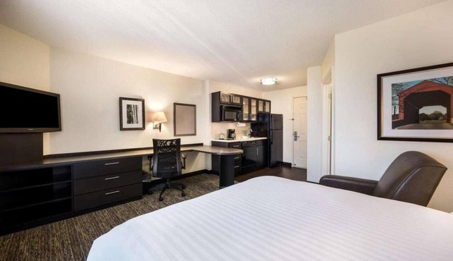 Spacious Unit with Full Kitchen, Free Airport Shuttle! Near Ruby Park!