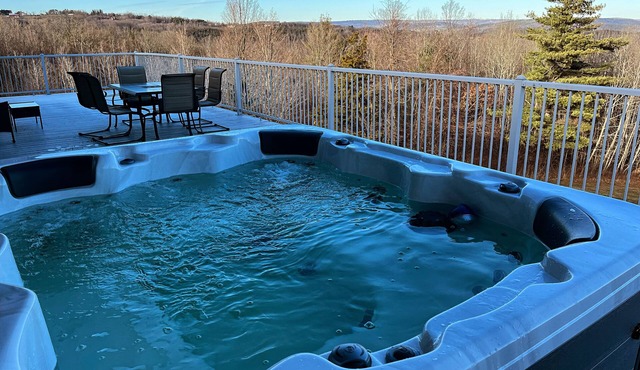 Sprawling Mountainside Retreat w Hot Tub!