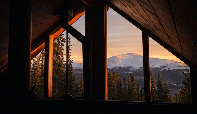 Stained Glass Cabin Arcade~HotTub~EpicViews~Dogs